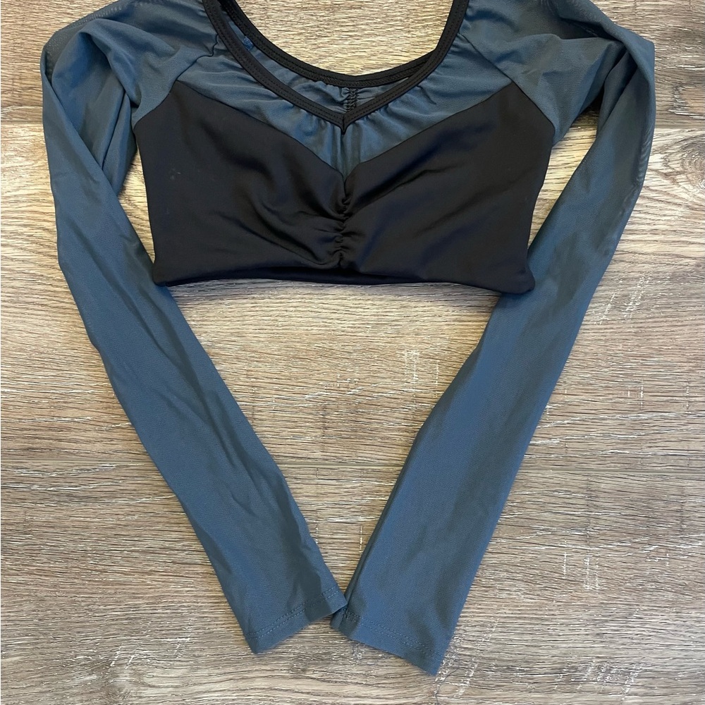 Five girls Gray and Black Long Sleeve Ruched Crop Top EUC size XL